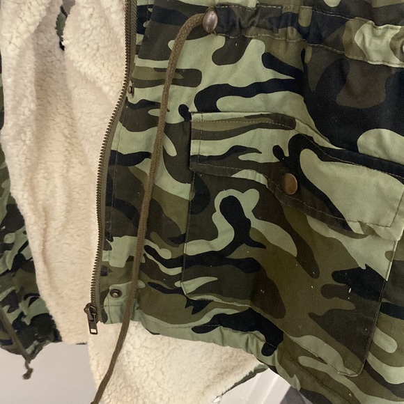 Amy camo vest hoodie size Large - Picture 6 of 7